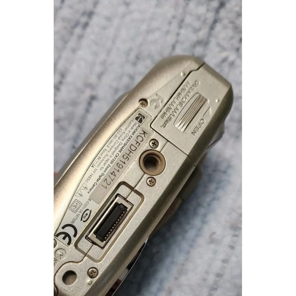 Kodak EasyShare CX7330 Point & Shoot Digital Camera Silver 3.1MP 3x Parts Only